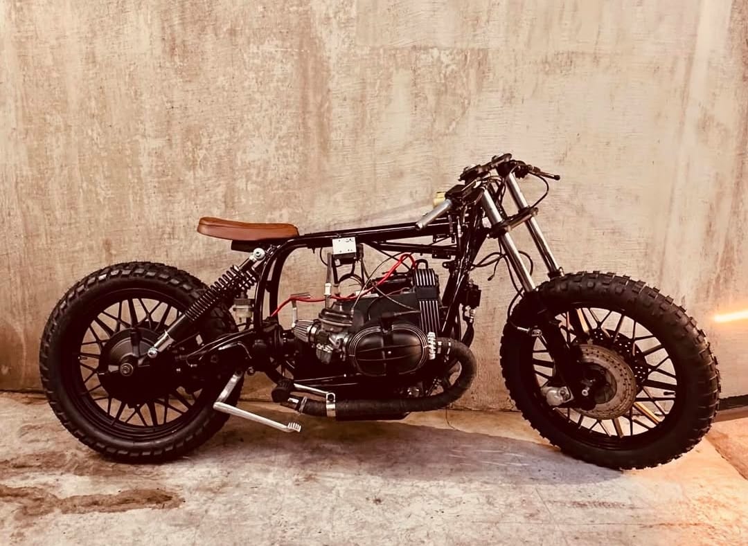 Lee más sobre el artículo BMW R100 1982: Clásico atemporal de la ingeniería alemana.